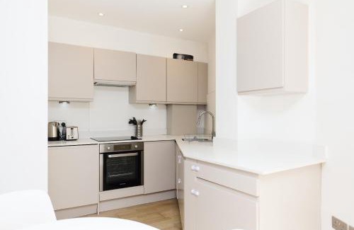 Tadworth Apartamento | Countryside Edge Flat - Split-level Tadworth flat