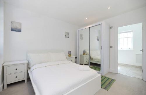 Tadworth Apartamento | Countryside Edge Flat - Split-level Tadworth flat