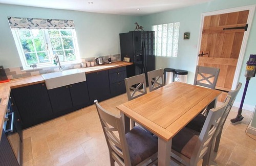 Swindon Casa | Countryside 3 Bed Detached Cottage
