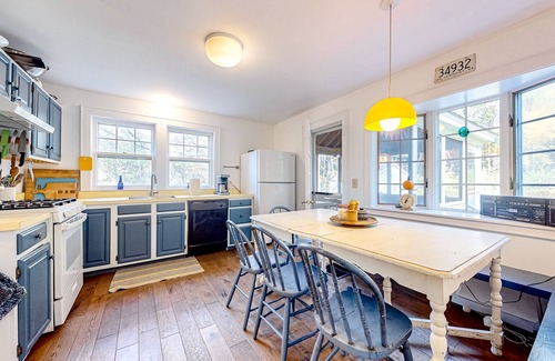 Sunderland Casa | Countryside mountain-view retreat with screened-in porch, near skiing & golf