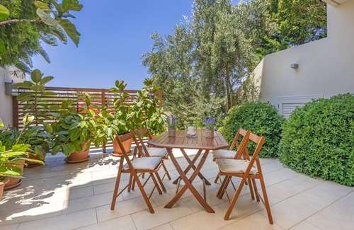 Petaloudes Apartamento | ★ Couple's Getaway ★ Patio | Sophisticated Style |