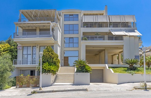 Petaloudes Apartamento | ★ Couple's Getaway ★ Patio | Sophisticated Style |
