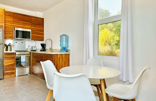 Lighthouse Estates Apartamento | Couple Suite @Larimar, West Bay