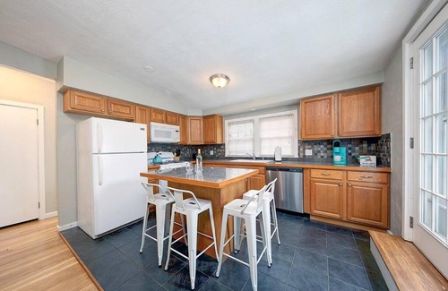 Marblehead Apartamento | Couples and beach lovers meet your needs in one location