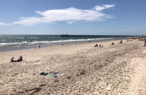 Henley Beach South Apartamento | Retiro de parejas en la playa - con spa y cine en casa