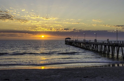 Henley Beach South Apartamento | Retiro de parejas en la playa - con spa y cine en casa