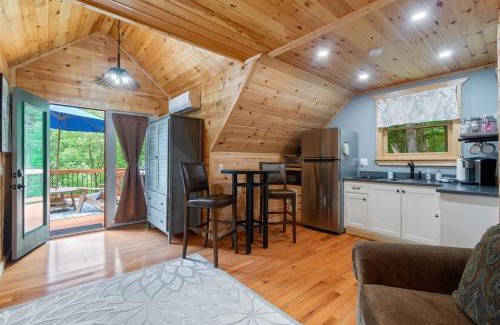 Dahlonega Casa | Couples Carriage House Retreat-Wineries & Hiking