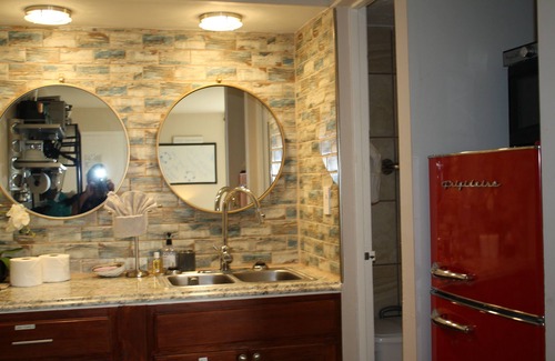 Whitfield Apartamento | Back to School Refresher with Waterfront views in Executive suite, book now.