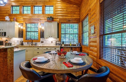 Broken Bow Cabina | Couples/Family Cabin/Fire Pit/4 Fireplaces/Hot Tub/Horseshoes Pit/Grill/Swings