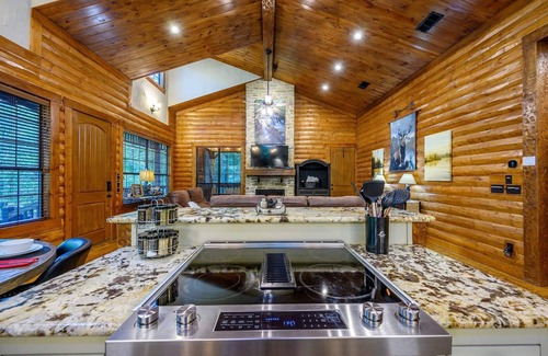 Broken Bow Cabina | Couples/Family Cabin/Fire Pit/4 Fireplaces/Hot Tub/Horseshoes Pit/Grill/Swings