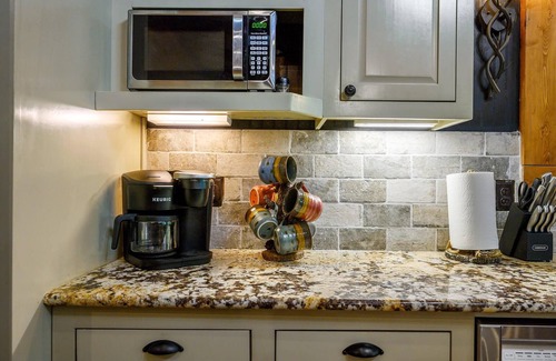 Broken Bow Cabina | Couples/Family Cabin/Fire Pit/4 Fireplaces/Hot Tub/Horseshoes Pit/Grill/Swings