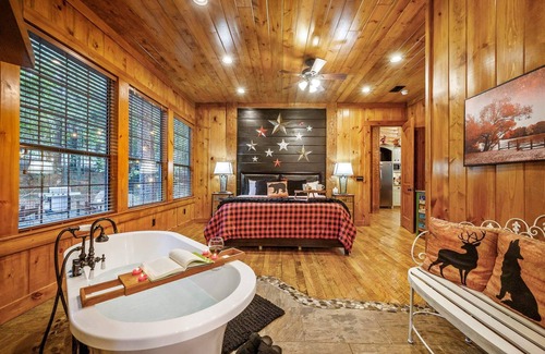 Broken Bow Cabina | Couples/Family Cabin/Fire Pit/4 Fireplaces/Hot Tub/Horseshoes Pit/Grill/Swings