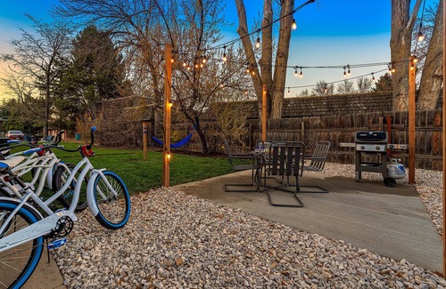 University Acres Condominio | Couple’s Getaway | Dog Friendly, Bike to Old Town!