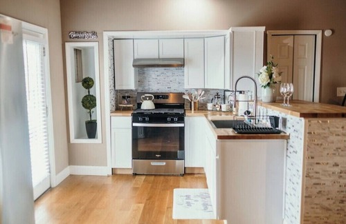 Merrillville Casa | Couples Getaway - Guesthouse/ In-Law Suite with Jacuzzi/Sauna/Pool