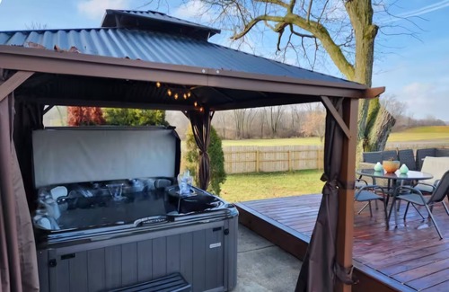 Merrillville Casa | Couples Getaway - Guesthouse/ In-Law Suite with Jacuzzi/Sauna/Pool