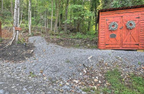 Elizabethton Casa | Couples luxury getaway in the smokey mountains with hot tub and pet friendly