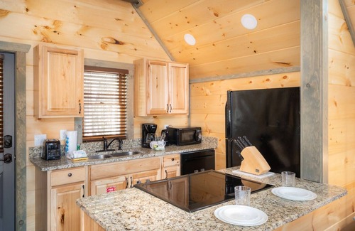 Pittman Center Cabina | Couples Perfect Retreat, Private, Hot Tub, Rustic and Modern
