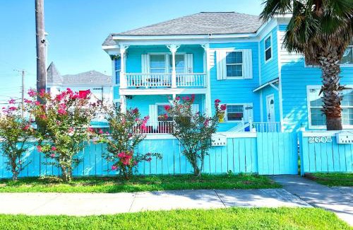 Galveston Casa | Couples Retreat By Beach & Pleasure Pier-1 block away- 2BED 2Bath- 7 Minutes to Cruise Terminal-CasaAzul-2605A-
