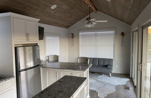 Ingram Cabina | Couples Retreat Lakeside