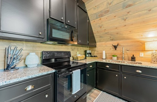 Jasper Cabina | Couples Retreat with Hot Tub & View!
