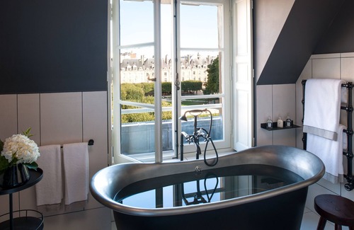 Marais Hotel | Cour des Vosges - Evok Collection