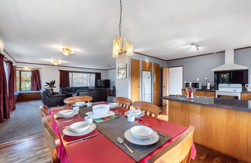 Waihi Beach Cabaña | Courtside Quarters - Waihi Beach Holiday Home