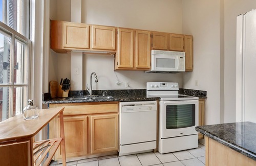 Arts/Warehouse District Apartamento | Courtyard Balcony Condo/Walk to Convention