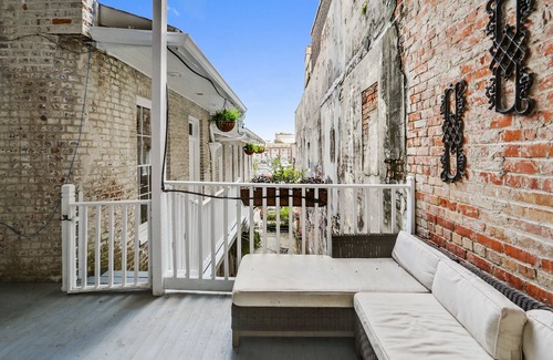 Arts/Warehouse District Apartamento | Courtyard Balcony Condo/Walk to Convention