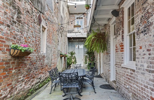 Arts/Warehouse District Apartamento | Courtyard Balcony Condo/Walk to Convention