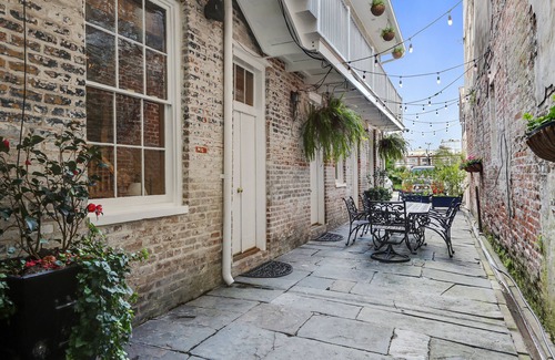 Arts/Warehouse District Apartamento | Courtyard Balcony Condo/Walk to Convention