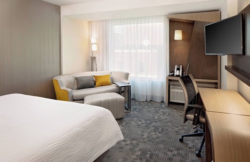 Downtown Dallas Hotel | Courtyard by Marriott Dallas Downtown/Reunion District