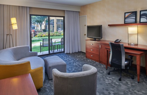 Dearborn Hotel | Courtyard by Marriott Detroit Dearborn