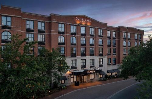 Old West Broad Neighborhood Hotel | Courtyard by Marriott Savannah Downtown - Historic District