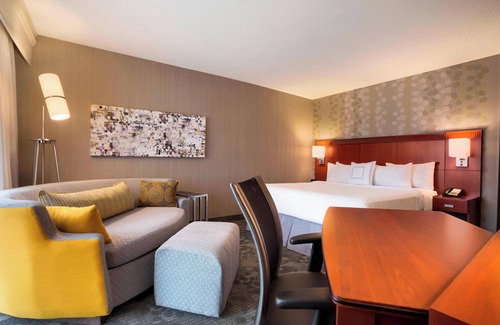 Champaign Hotel | Courtyard Champaign