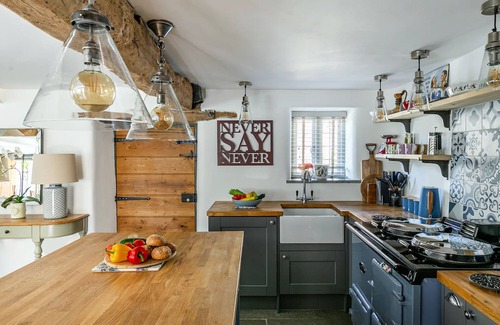 Horton Cabaña | Courtyard Cottage Luxury Thatched Home Sleeps 4 (Pet Friendly) Near Gastro Pub