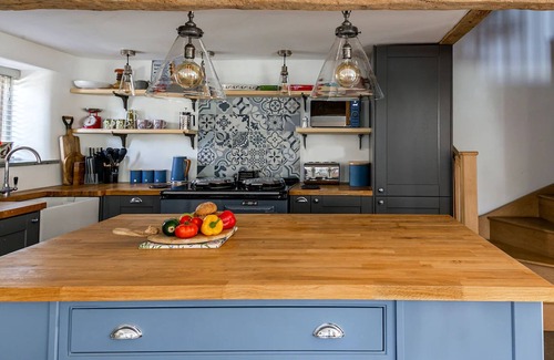 Horton Cabaña | Courtyard Cottage Luxury Thatched Home Sleeps 4 (Pet Friendly) Near Gastro Pub