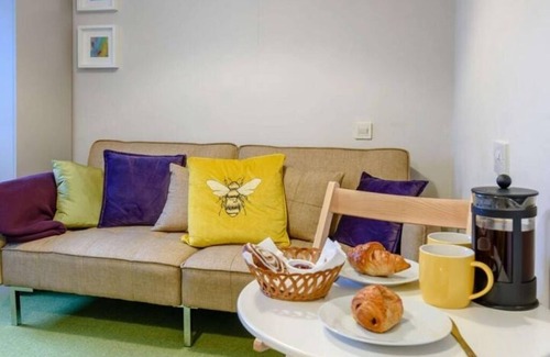 Dormansland Casa | Courtyard Rooms at Claridge House