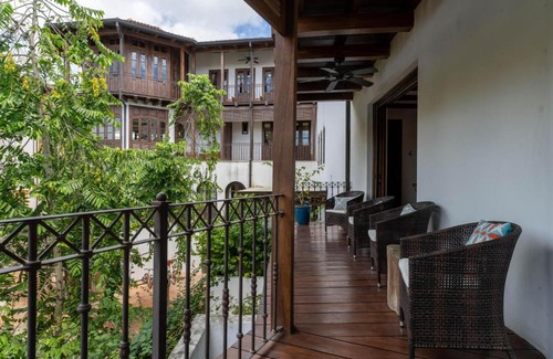 Las Catalinas Apartamento | Courtyard style condo for 4 people
