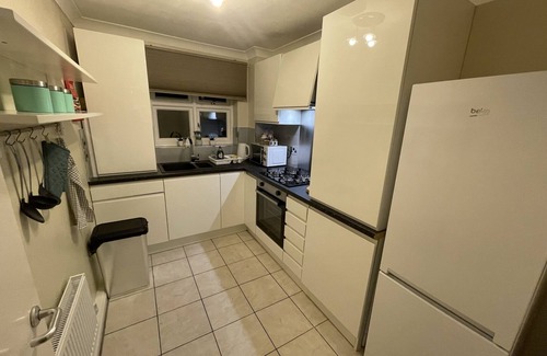 Norwood Green Apartamento | Cousy West London flat with King size bed and parking