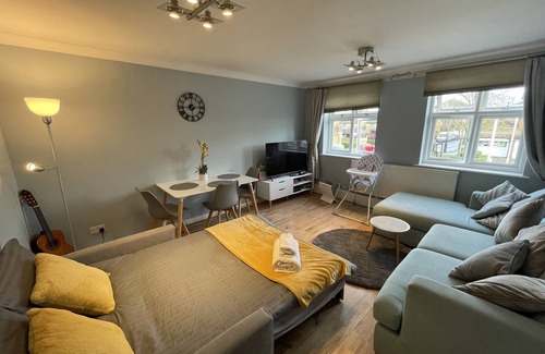 Norwood Green Apartamento | Cousy West London flat with King size bed and parking
