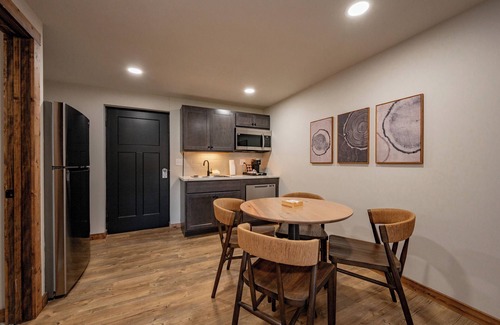 Thayerville Hotel | Cove Creek Lodge 104: Poolside Executive King Suite