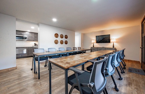 Thayerville Hotel | Cove Creek Lodge 104: Poolside Executive King Suite