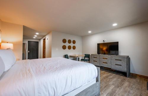 Thayerville Casa | Cove Creek Lodge 105 Poolside Executive King Suite