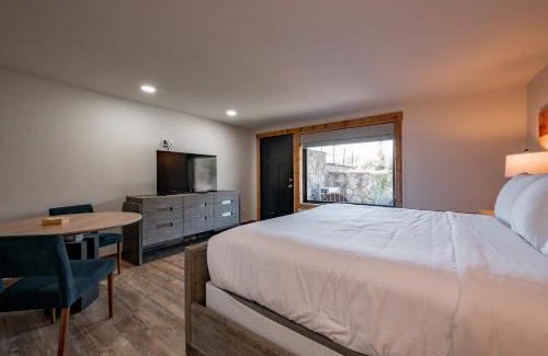 Thayerville Casa | Cove Creek Lodge 105 Poolside Executive King Suite
