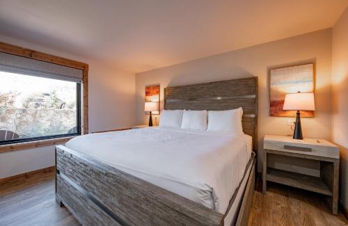 Thayerville Casa | Cove Creek Lodge 105 Poolside Executive King Suite