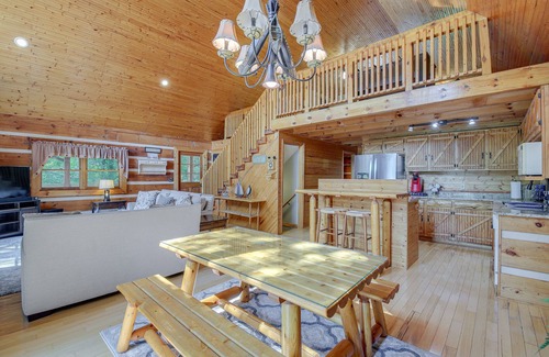 Vonore Cabina | 'Cove Life at Tellico Lake' Cabin w/ Hot Tub, Dock