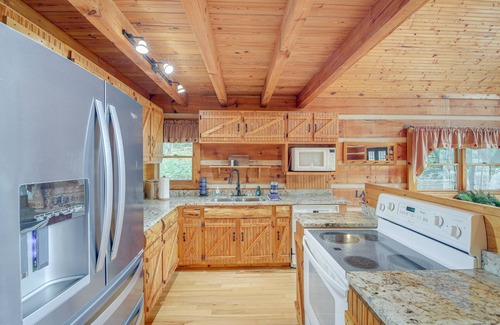 Vonore Cabina | 'Cove Life at Tellico Lake' Cabin w/ Hot Tub, Dock