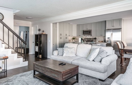 North Hollywood Casa | Covello 3 Br W/ Backyard North Hollywood 3 Bedroom Home by RedAwning