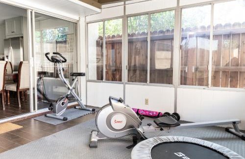 North Hollywood Casa | Covello - 3 BR with backyard - North Hollywood home