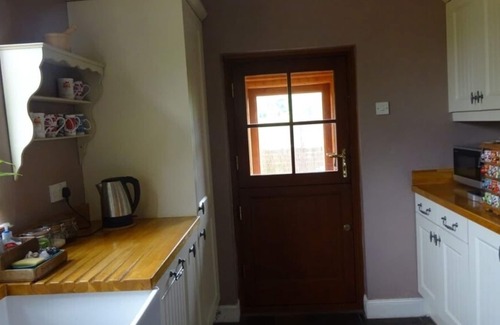 Exhall Casa | Coventry Canal side lock keepers character cottage